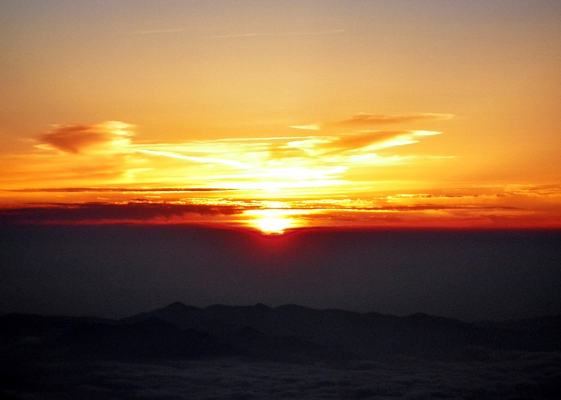 see the sunrise from the top of Mt Fuji