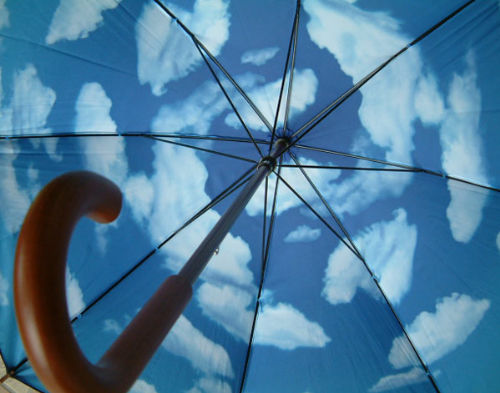 雨でも青空を独り占めできる傘「スカイアンブレラ」