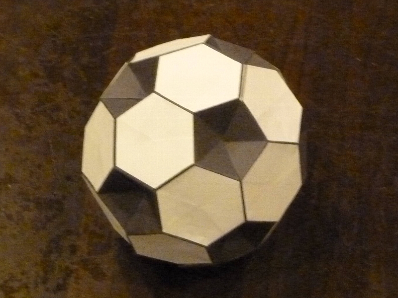折り紙 サッカーボール 凹頂二十面体 10枚組み に印刷 王者的存在 合成の誤謬