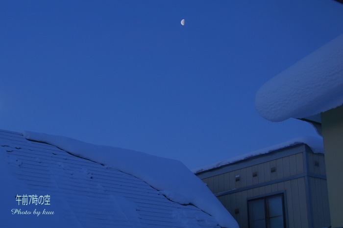 屋根の雪とお月さま
