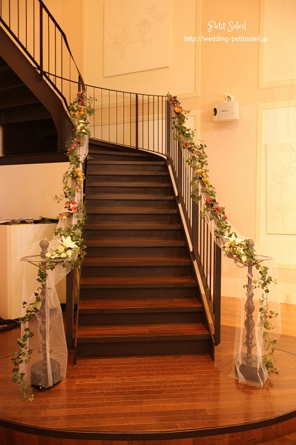 結婚式　階段装飾　ヴィラデマリアージュ