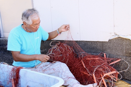 網を繕う老漁師
